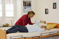 - die pflegende Angehörige begleitet die pflegebedürftige Person bei der gehenden Bewegung dabei, das Gewicht auf die eine Seite zu verlagern