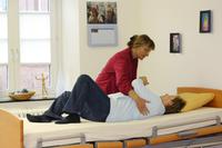 - die entlastete Seite beugt sich etwas Richtung Kopfende