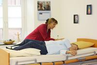 - wenn die Beine nicht aktiv bewegt werden können, können diese mit einem Kissen unterstützt werden