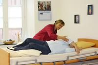 - die pflegende Angehörige begleitet den Bewegungsablauf