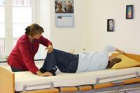 - die pflegebedürftige Person bewegt sich gehend fort