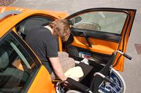 - in sitzender Position kann ich mich drehend aus dem Rollstuhl ins Auto bewegen.