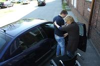 - in kleinen Schritten begleite ich als unterstüzende Person, damit der andere Mensch sich rückwärts ins Auto drehen kann