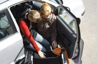 - so begleite ich die andere Person schrittweise in sitzender Position ins Auto zu gelangen