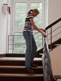 - ich kann z.B. seitwärts die Treppe hinuntersteigen, wenn ich es nicht mehr in gewohnter Weise tun kann