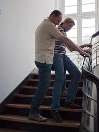 - Wenn mehr Hilfe benötigt wird, kann der eigene Oberschenkel eine Unterstützung sein