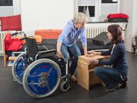 - ein stabiler Tisch kann zum Abstützen der Arme dienen