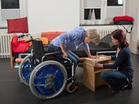 - der Angehörige kann in seinem Tempo mit eigener Kraftanstengung zum Sitzen kommen
