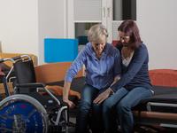 - die Seitenlehne ist entfernt und ein kleines Kissen als Brücke dorthin gelegt