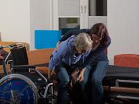 - die Angehörige sitzt daneben und begleitet den Weg in kleinen Schritten