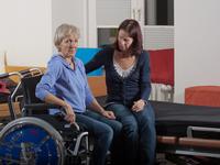 - der Angehörige kommt so nahezu sitzend in den Rollstuhl