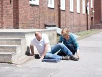 - Vom Sitzen wird ein Weg in den Hand-Knie-Stand gesucht