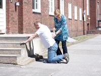 - Mit Hilfe der Umgebung kann der Oberkörper aufgerichtet werden