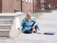 - Es ist hilfreich, selber auszuprobieren, wie der Weg vom Boden zum Stehen gelingen kann