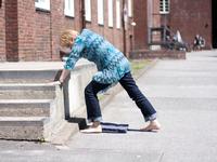 - Das andere Bein folgt und Sie kommen zum Zweibeinstand